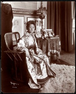 Een Aziatisch vrouwelijk mode model in een kimono bij de Strauss Studio, New York, 1903